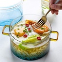 حلة زجاج لتقديم الطعام علي السفرة بيد وغطاء للحفاظ علي المحتويات