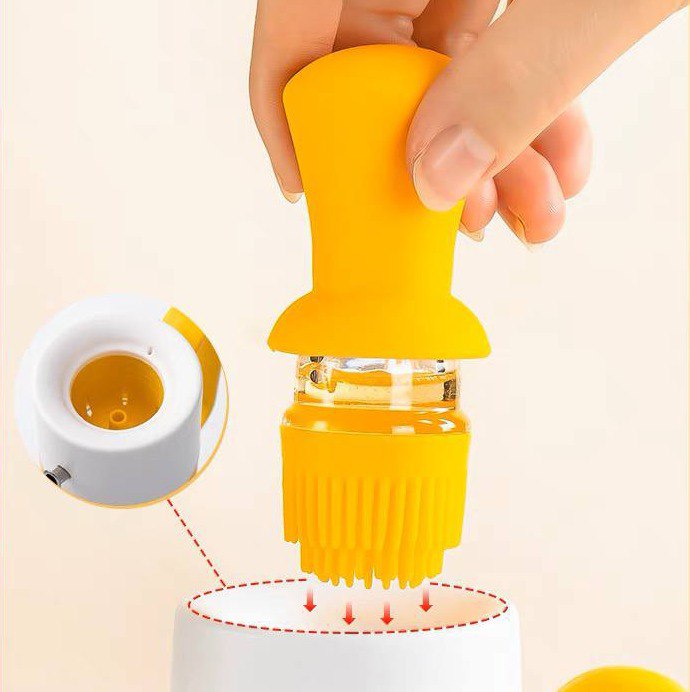 زجاجة زيت 630 ملي بفرشه سيليكون للدهن وتقليل الدهون اثناء الطبخ والشواء