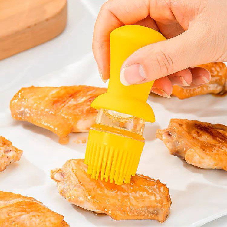 زجاجة زيت 630 ملي بفرشه سيليكون للدهن وتقليل الدهون اثناء الطبخ والشواء