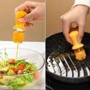 زجاجة زيت 630 ملي بفرشه سيليكون للدهن وتقليل الدهون اثناء الطبخ والشواء