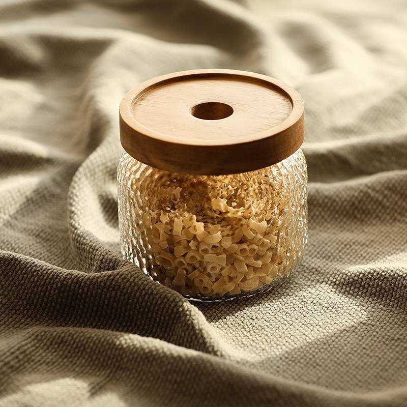 طقم برطمانات زجاج منقرش 3 قطع باحجام مختلفة لحفظ وتخزين الحبوب والبقوليات والتوابل بغطاء خشبي