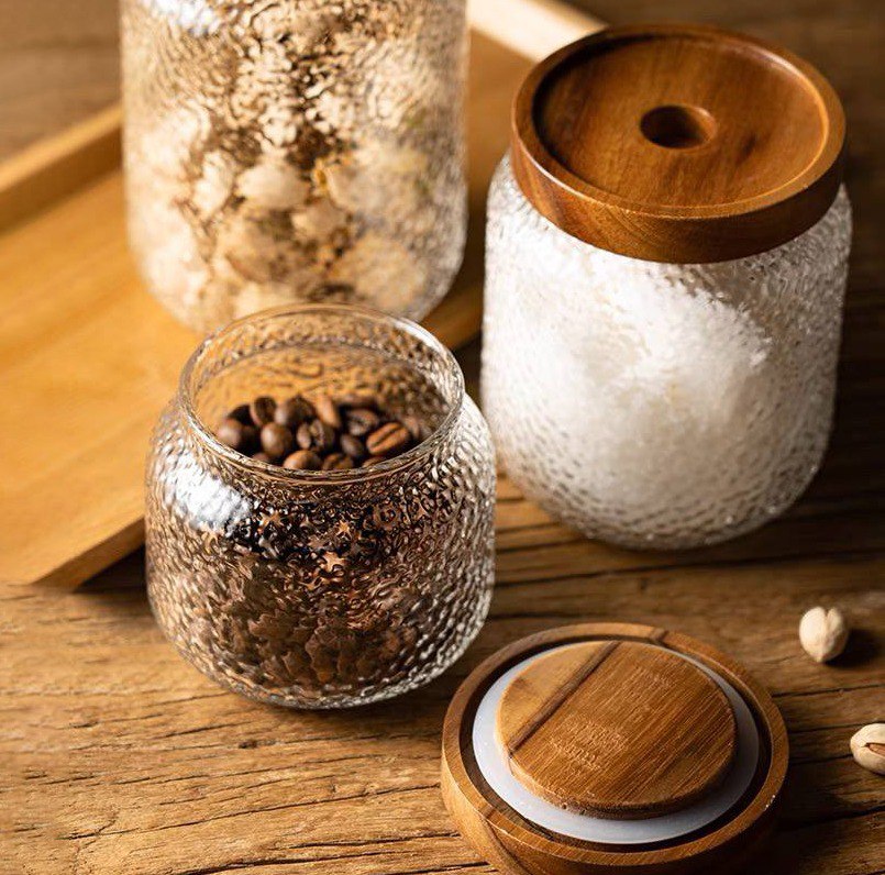 طقم برطمانات زجاج منقرش 3 قطع باحجام مختلفة لحفظ وتخزين الحبوب والبقوليات والتوابل بغطاء خشبي