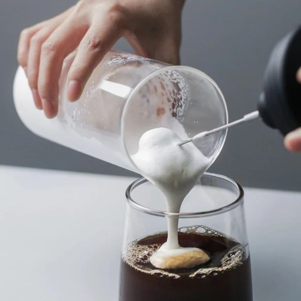 مضرب لبن بكوب لعمل النيسكافية واللاتيه برغوة غنية