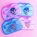 علبة ادوات هندسية 7 قطع تتكون من برجل ومنقلة و2 مثلث واستيكة لدراسة الرياضيات