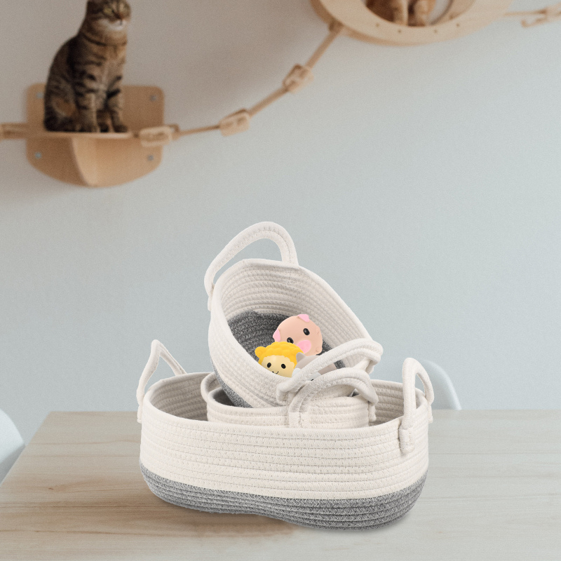 طقم باسكت كتان 3 قطع باللون الابيض والرمادي لحمل وتنظيم الملابس والفوط وادوات الميكب والعناية بالشعر والبشرة بيد