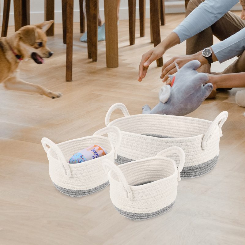 طقم باسكت كتان 3 قطع باللون الابيض والرمادي لحمل وتنظيم الملابس والفوط وادوات الميكب والعناية بالشعر والبشرة بيد