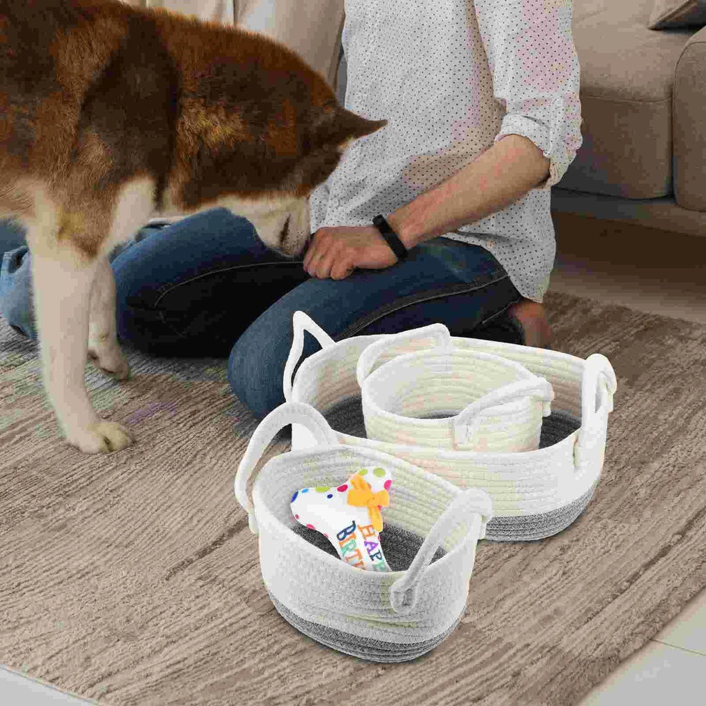 طقم باسكت كتان 3 قطع باللون الابيض والرمادي لحمل وتنظيم الملابس والفوط وادوات الميكب والعناية بالشعر والبشرة بيد