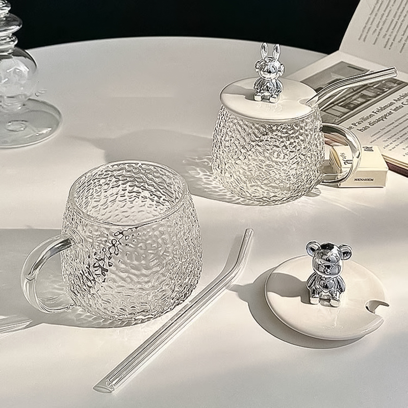 مج زجاج منقرش 400 ملي بغطاء دبدوب ويد للمشروبات الساخنة كالنسكافية والكابتشينو والعصائر