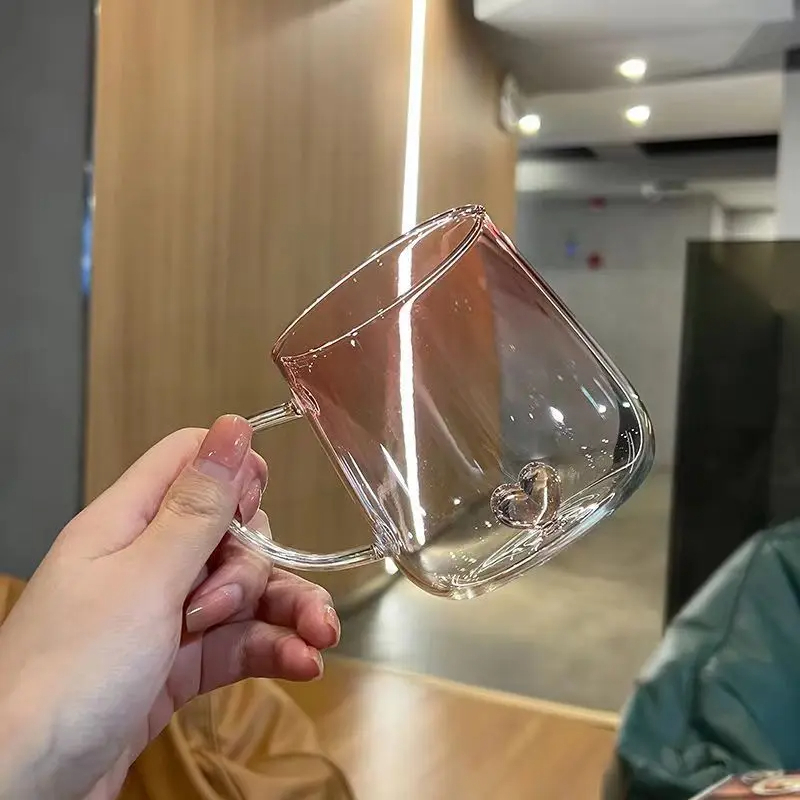 كوب بايركس شفاف متدرج اللون بداخله قلب ثري دي