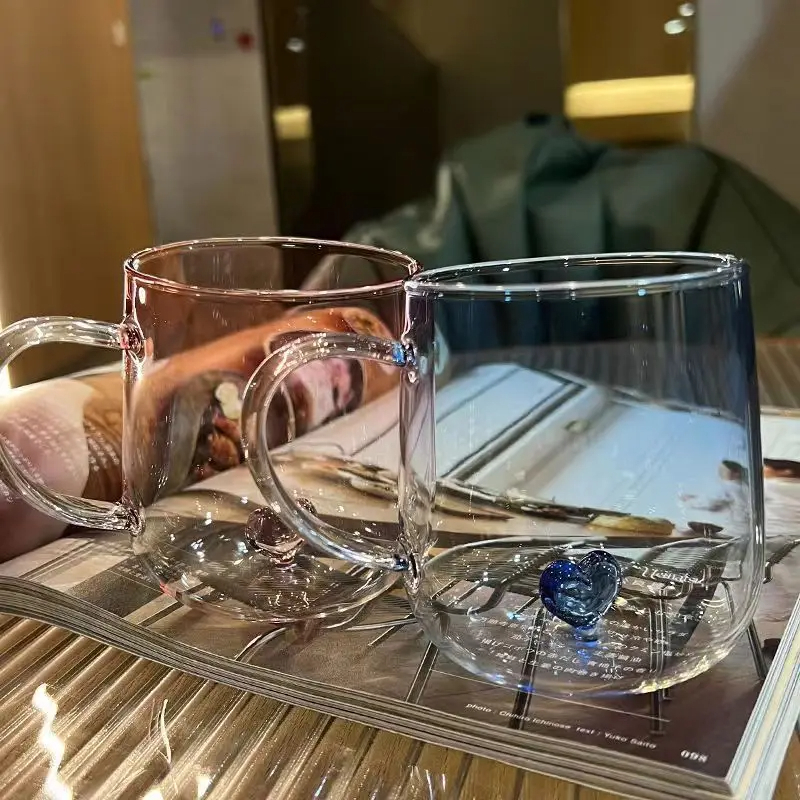 كوب بايركس شفاف متدرج اللون بداخله قلب ثري دي