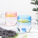 كوب بايركس شفاف متدرج اللون بداخله قلب ثري دي