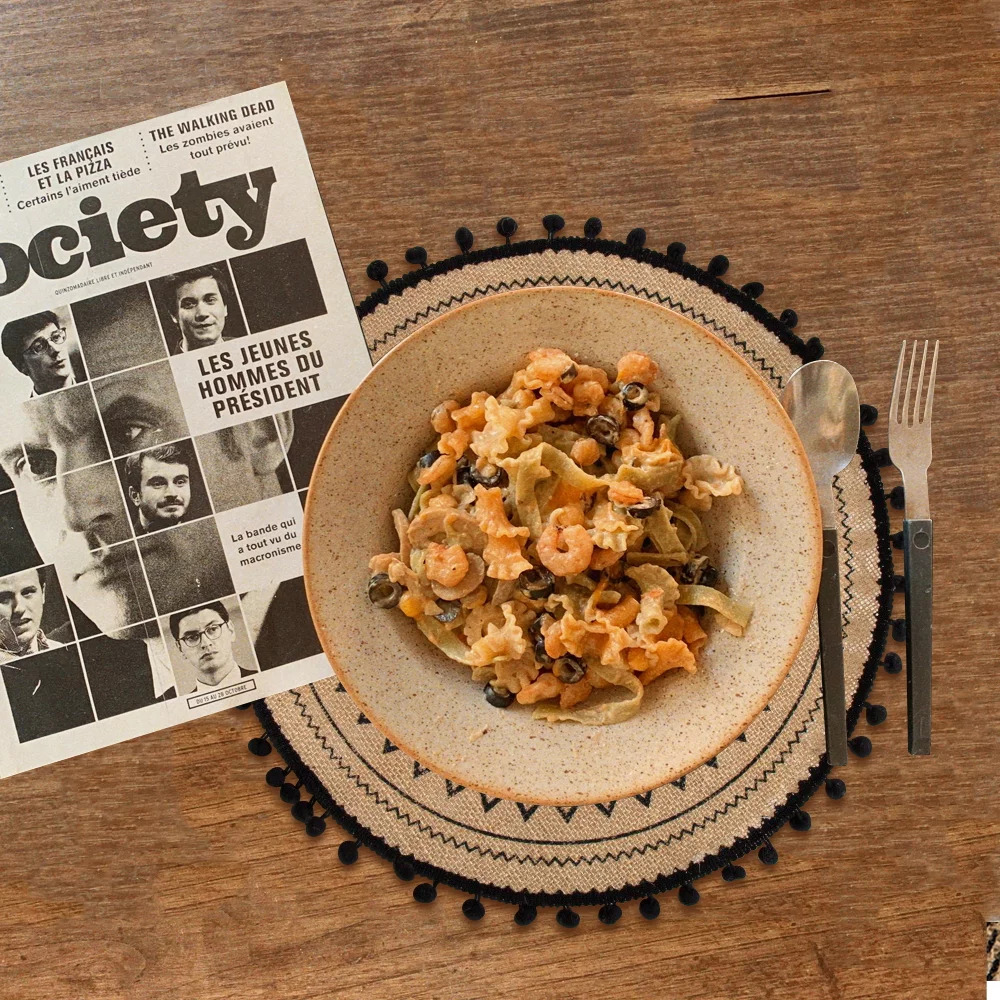 كوستر خيش دائري للسفرة والمطبخ مطبوع برسومات مختلفة باللون الابيض والاسود