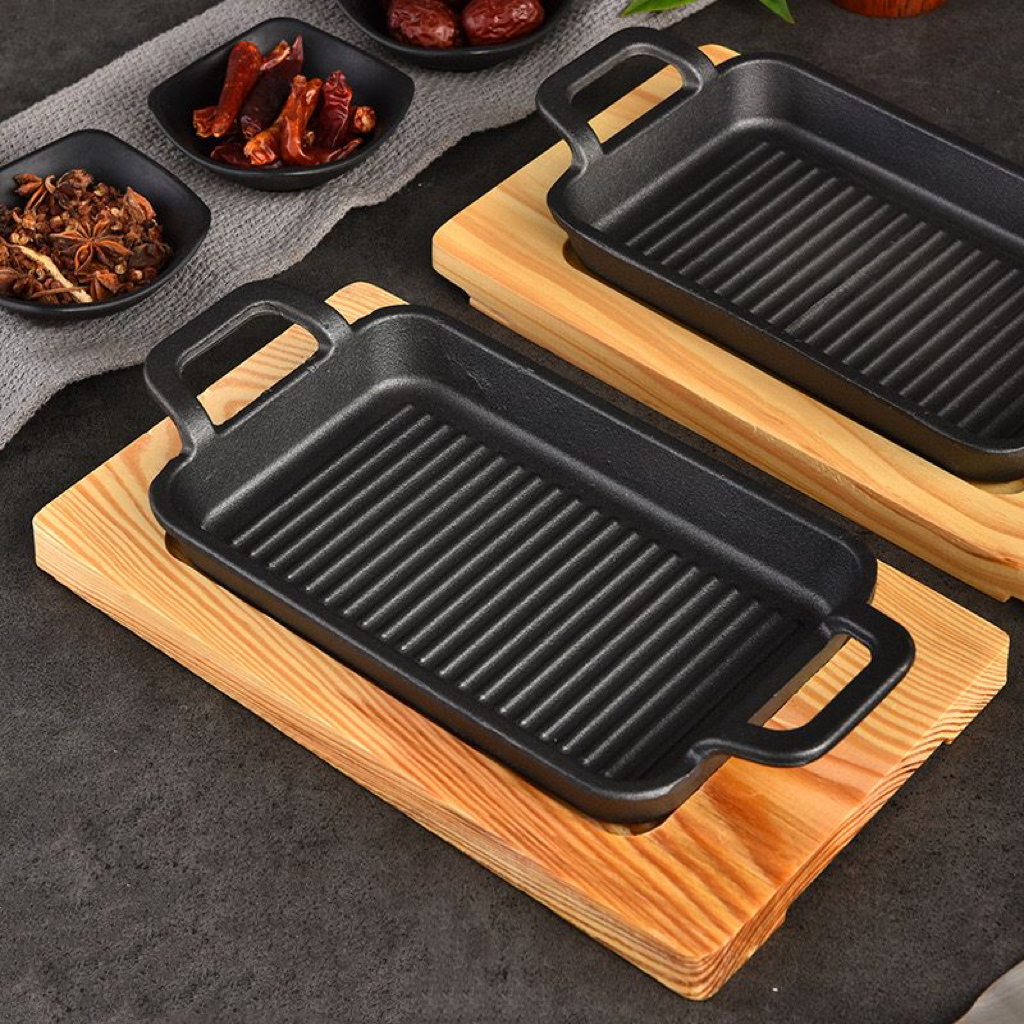 مقلاة  جريل من الحديد الزهر  بيد  مع قاعدة خشب علي شكل مستطيل غير لاصقه