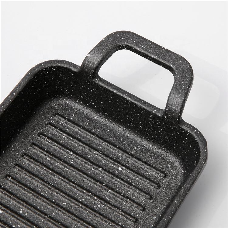 مقلاة  جريل من الحديد الزهر  بيد  مع قاعدة خشب علي شكل مستطيل غير لاصقه