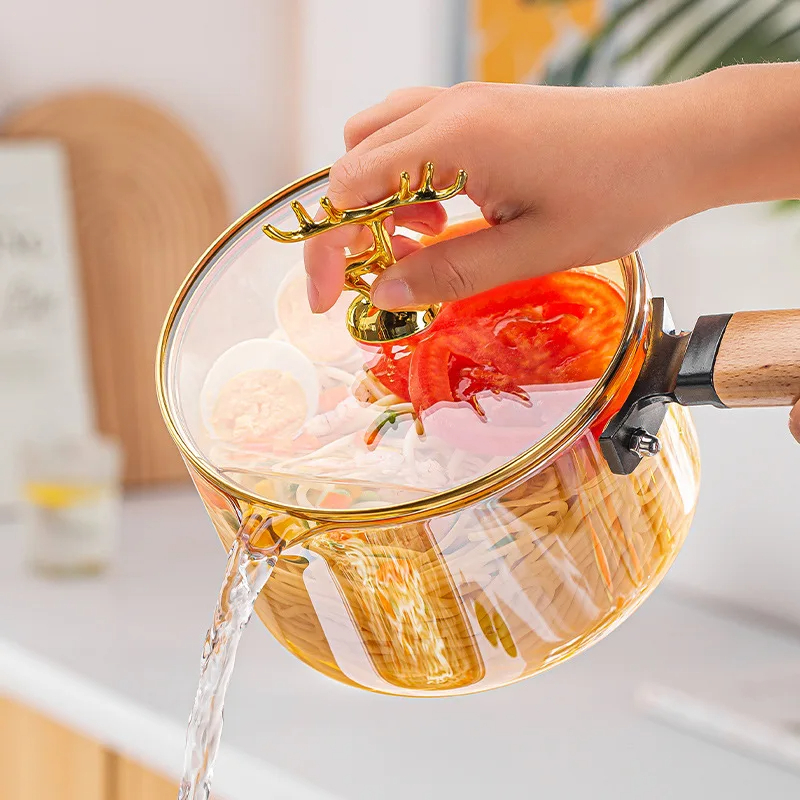 حلة زجاج لتقديم الاكل بيد خشب وغطاء علي شكل غزاله 1800 ملي