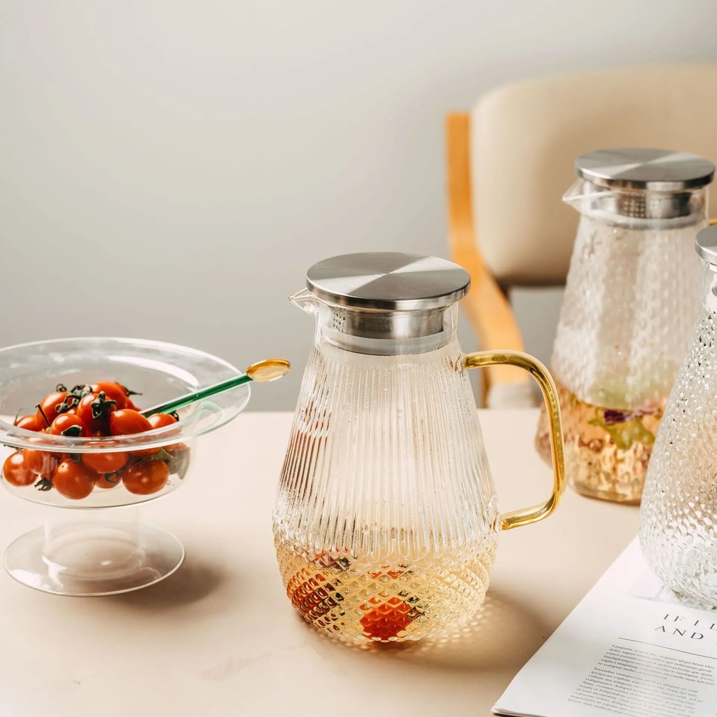 براد زجاج منقرش انيق 1300 ملي لتقديم الشاي والعصائر للضيوف بيد جولد بغطاء استانليس ستيل بمصفاة محكم الغلق