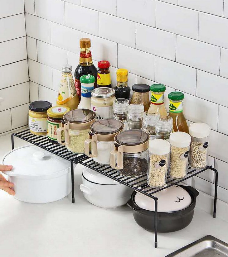 رف ومنظم معدني اسود للمطبخ  قابل للتمدد والتصغير لتخزين ونتظيم التوابل ومستلزمات الاستحمام وغيرها