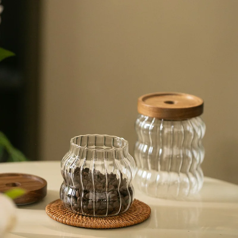طقم برطمانات 3 قطع احجام مختلفة زجاج زجزاج شفاف بغطاء خشبي محكم الغلق لحفظ وتخزين الشاي والسكر  والبقوليات