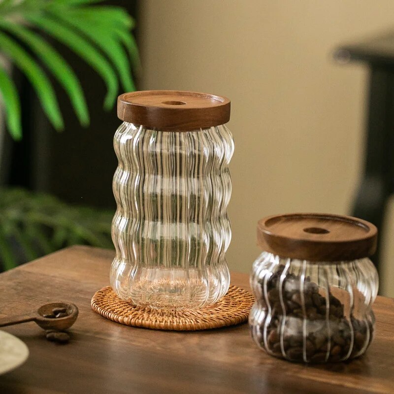 طقم برطمانات 3 قطع احجام مختلفة زجاج زجزاج شفاف بغطاء خشبي محكم الغلق لحفظ وتخزين الشاي والسكر  والبقوليات