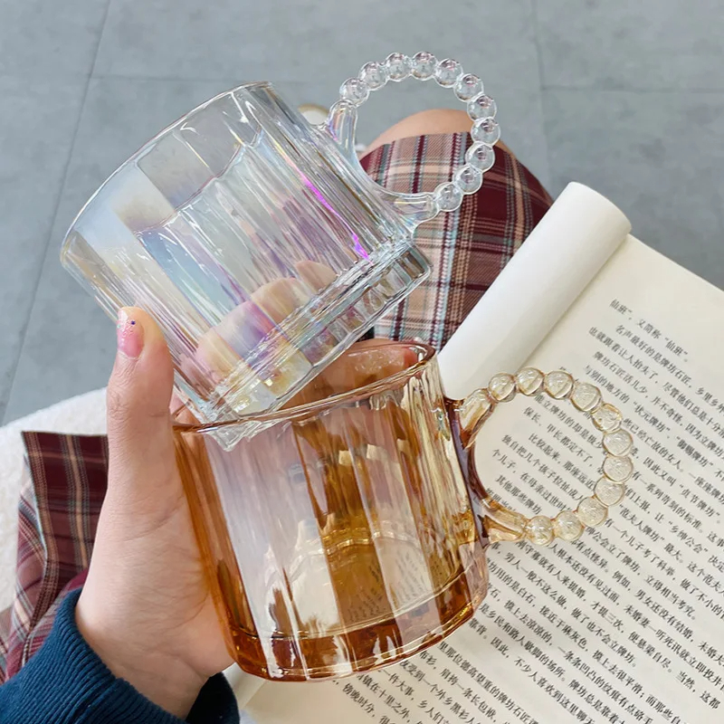 كوباية 300 ملي زجاج شفاف مضلع بيد شكل لولي لشرب وتقديم الشاي والعصائر للضيوف