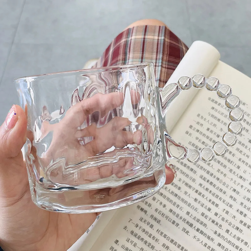 كوباية 300 ملي زجاج شفاف مضلع بيد شكل لولي لشرب وتقديم الشاي والعصائر للضيوف