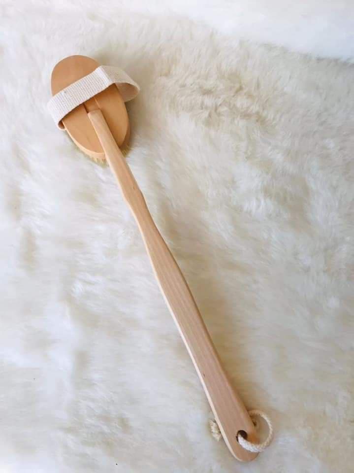 فرشة الإستحمام والتكييس بشعيرات طبيعية من الكتان بيد خشب