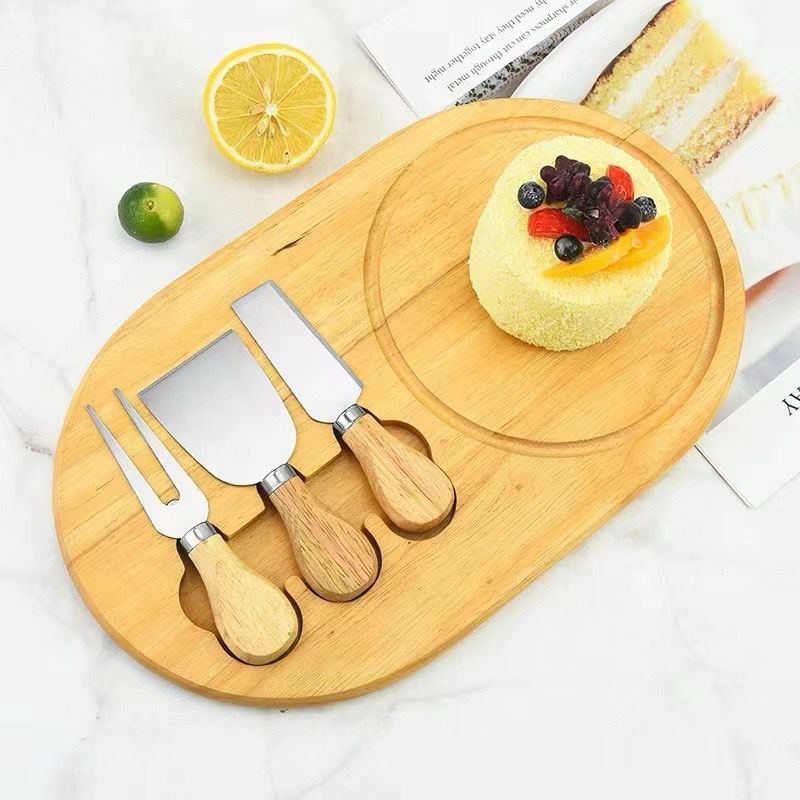 لوح تقطيع خشب بيضاوي+ سكين و شوكة و اداة توزيع لتقديم الجبن والفواكه بشكل شيك