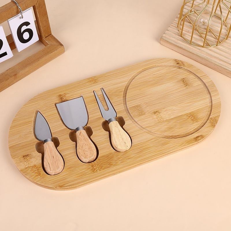 لوح تقطيع خشب بيضاوي+ سكين و شوكة و اداة توزيع لتقديم الجبن والفواكه بشكل شيك