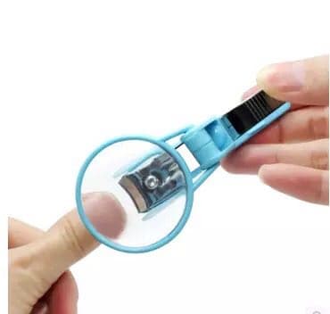 قصافة أظافر بعدسة مكبرة ومبرد