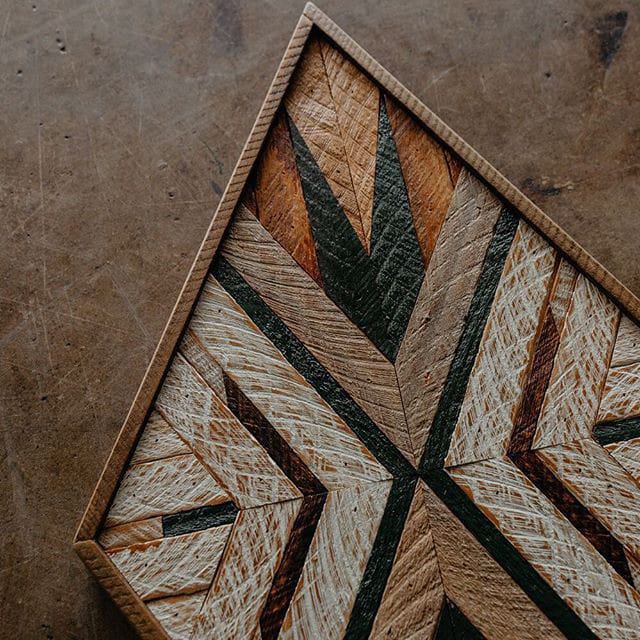 تابلوه هاند ميد خشبي تاريخي لديكور الحائط في غرفة المعيشة او النوم