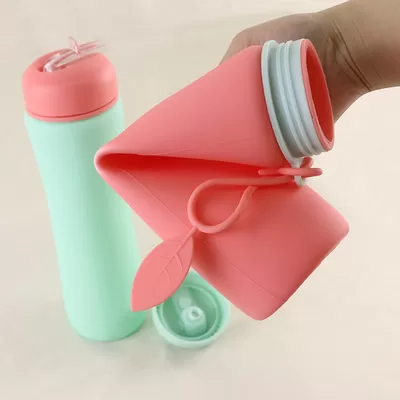 زجاجة مياه سيليكون 600 ملي قابله للطي بميدالية لسهولة الحمل والتعليق