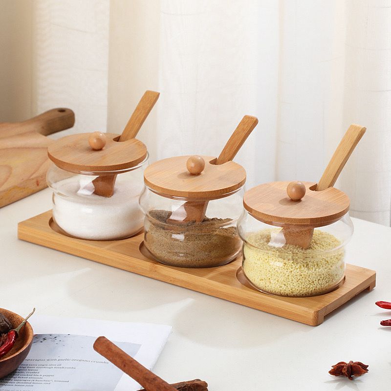 طقم برطمانات زجاجي 3 قطع بحامل خشبي للتوابل والشاي والسكر والقهوة بمعلقة لسهولة الأستخدام