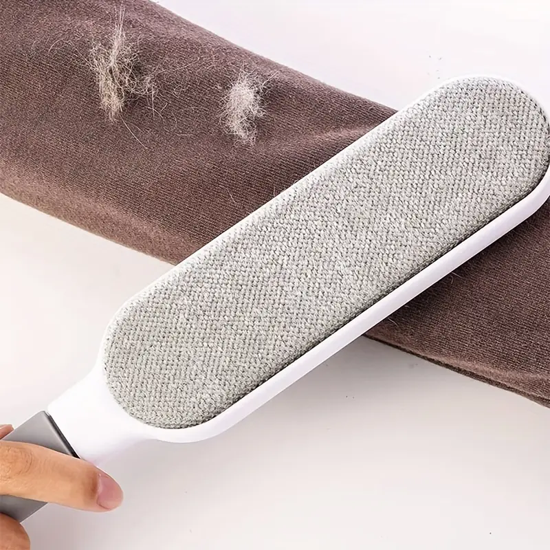 لمامة وبر يدوية ذاتية التنظيف بمقبض لسهوله استخدامها لإزالة الوبر و شعر الحيوانات من الملابس والسجاد والمفروشات