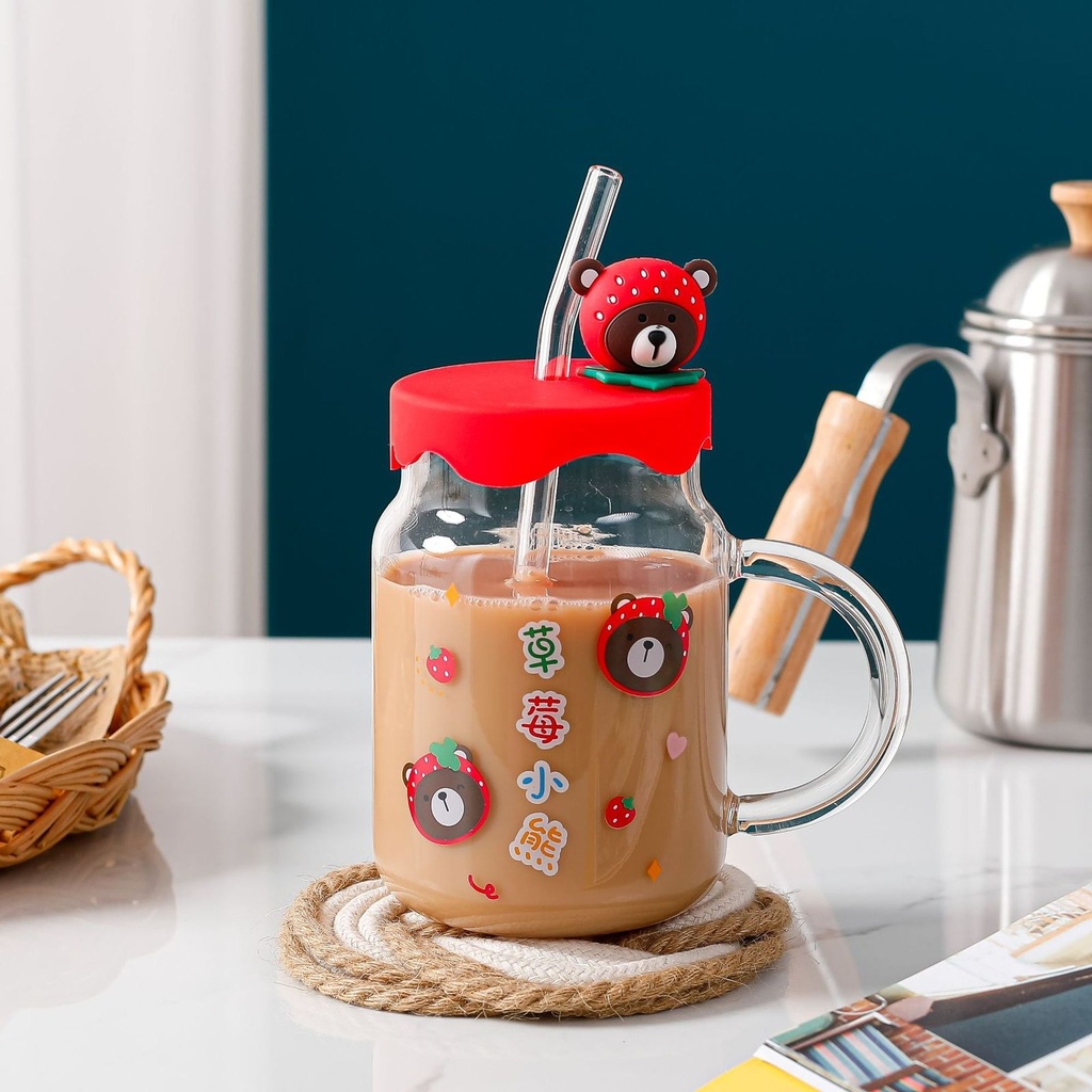 مج زجاج600 ملي بغطاء سيليكون بلعبة دبدوب وشاليموه لسهولة الشرب للمشروبات الساخنة والباردة بيد