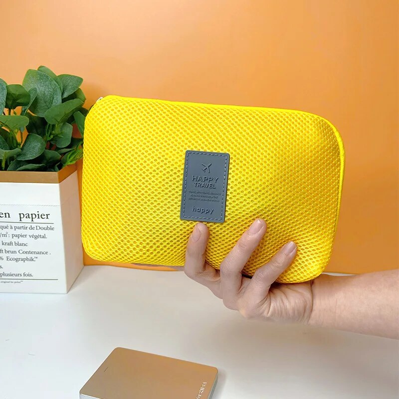 شنطة محموله  بسوسته بجيب داخلي لتنظيم و حمل الادوات الشخصية و الميك اب و المحفظة للسفر و الخروج 