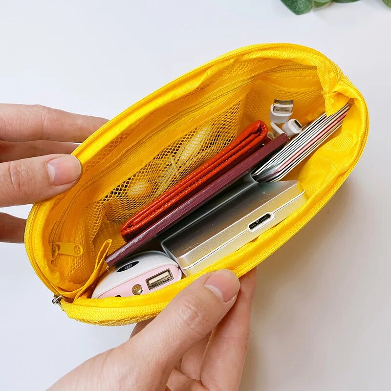 شنطة محموله  بسوسته بجيب داخلي لتنظيم و حمل الادوات الشخصية و الميك اب و المحفظة للسفر و الخروج 