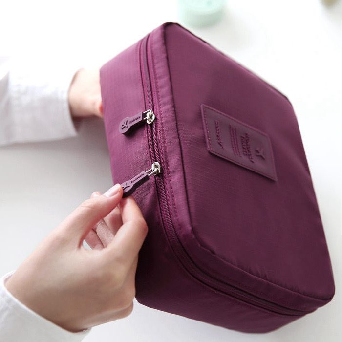 شنطة ومنظم محمولة ووتر بروف للميكاب وادوات السكين كير وادوات الشعر مقسمة من الداخل بسوستة ويد لسهولة حملها للسفر والرحلات