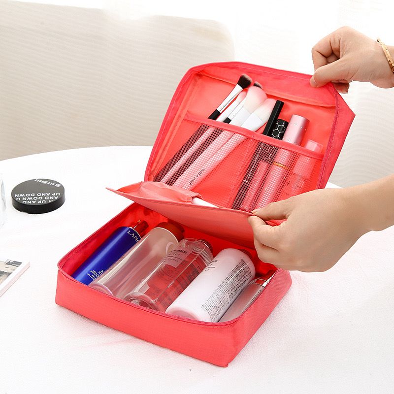 شنطة ومنظم محمولة ووتر بروف للميكاب وادوات السكين كير وادوات الشعر مقسمة من الداخل بسوستة ويد لسهولة حملها للسفر والرحلات