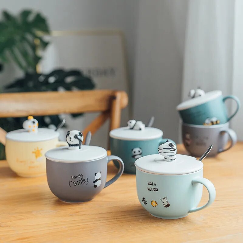 مج  بورسلين مطبوع بغطاء باندا مجسم 500 ملي بيد و معلقة استانليس ستيل سيلفر