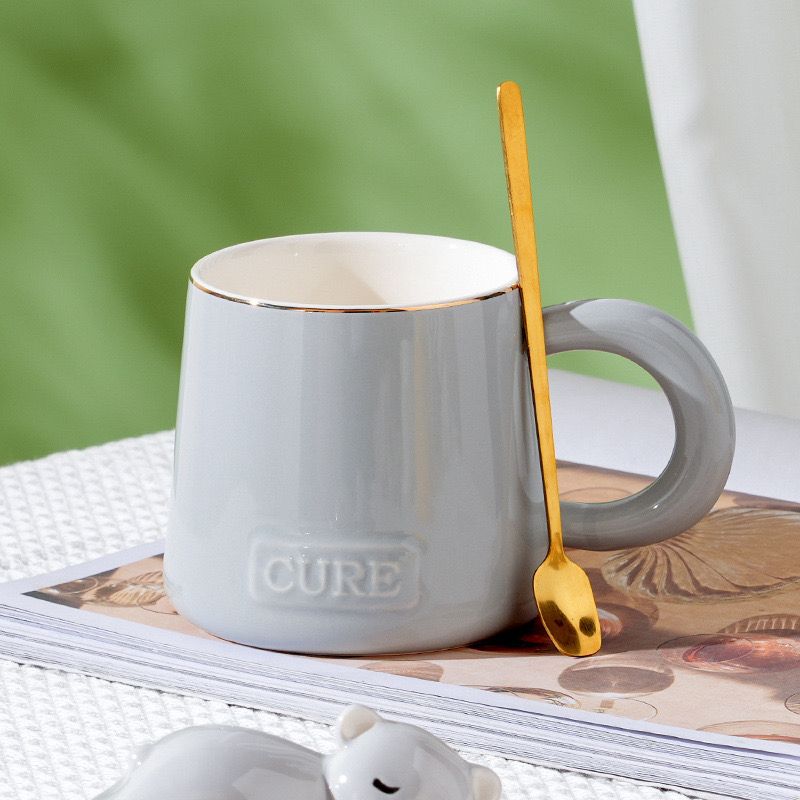 مج بورسلين 400 ملي بغطاء علي شكل دبدوب و بيد و معلقه  ستانليس ستيل للتقليب لشرب المشروبات و الهوت شوكليت