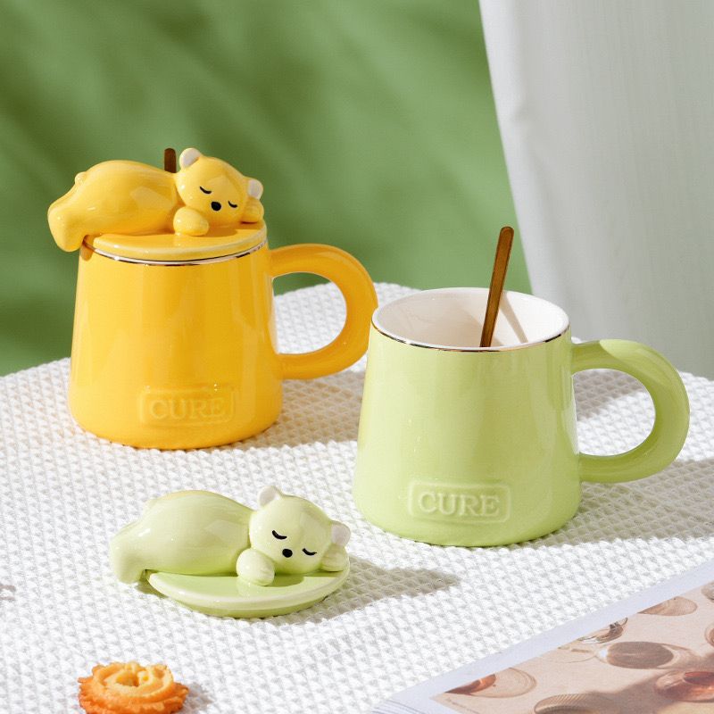 مج بورسلين 400 ملي بغطاء علي شكل دبدوب و بيد و معلقه  ستانليس ستيل للتقليب لشرب المشروبات و الهوت شوكليت