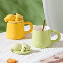 مج بورسلين 400 ملي بغطاء علي شكل دبدوب و بيد و معلقه  ستانليس ستيل للتقليب لشرب المشروبات و الهوت شوكليت