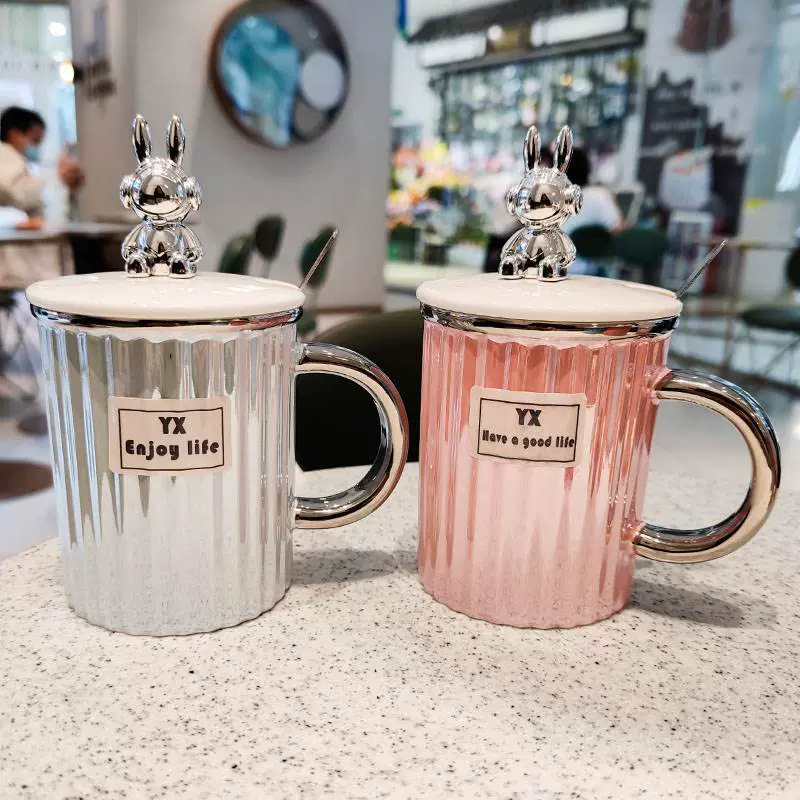 مج من السيراميك مضلع بالطول 350 ملي بيد و  بغطاء سيراميك علي شكل دبوب و معلقه  ستانليس ستيل لتقليب المحتويات