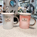 مج من السيراميك مضلع بالطول 350 ملي بيد و  بغطاء سيراميك علي شكل دبوب و معلقه  ستانليس ستيل لتقليب المحتويات