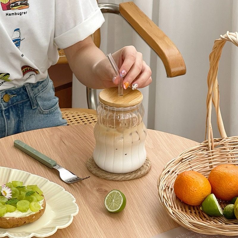 مج 550 ملي زجاج شفاف مضلع بشاليموه وغطاء خشبي محكم الغلق لشرب وتقديم المشروبات الباردة والساخنة للضيوف شكل شيك