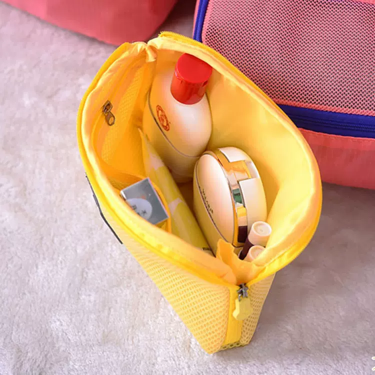 شنطة محموله  بسوسته بجيب داخلي لتنظيم الاسلاك الادوات الشخصية و الميك اب و المحفظة للسفر و الخروج