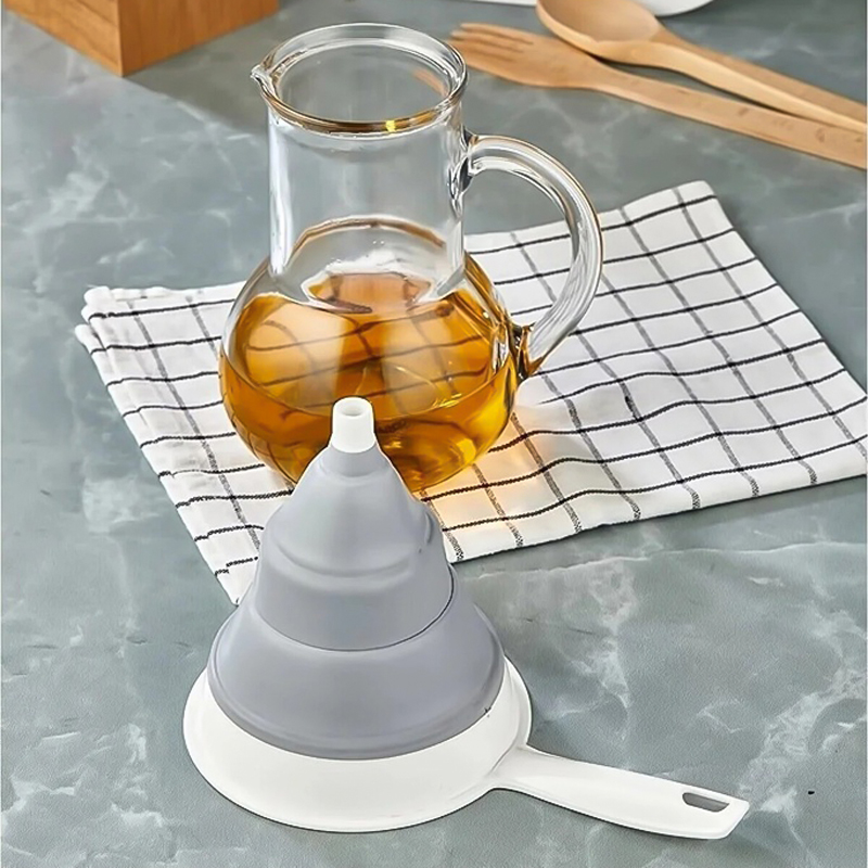 قمع بيد للزيوت والسوائل من السيليكون قابل للطي