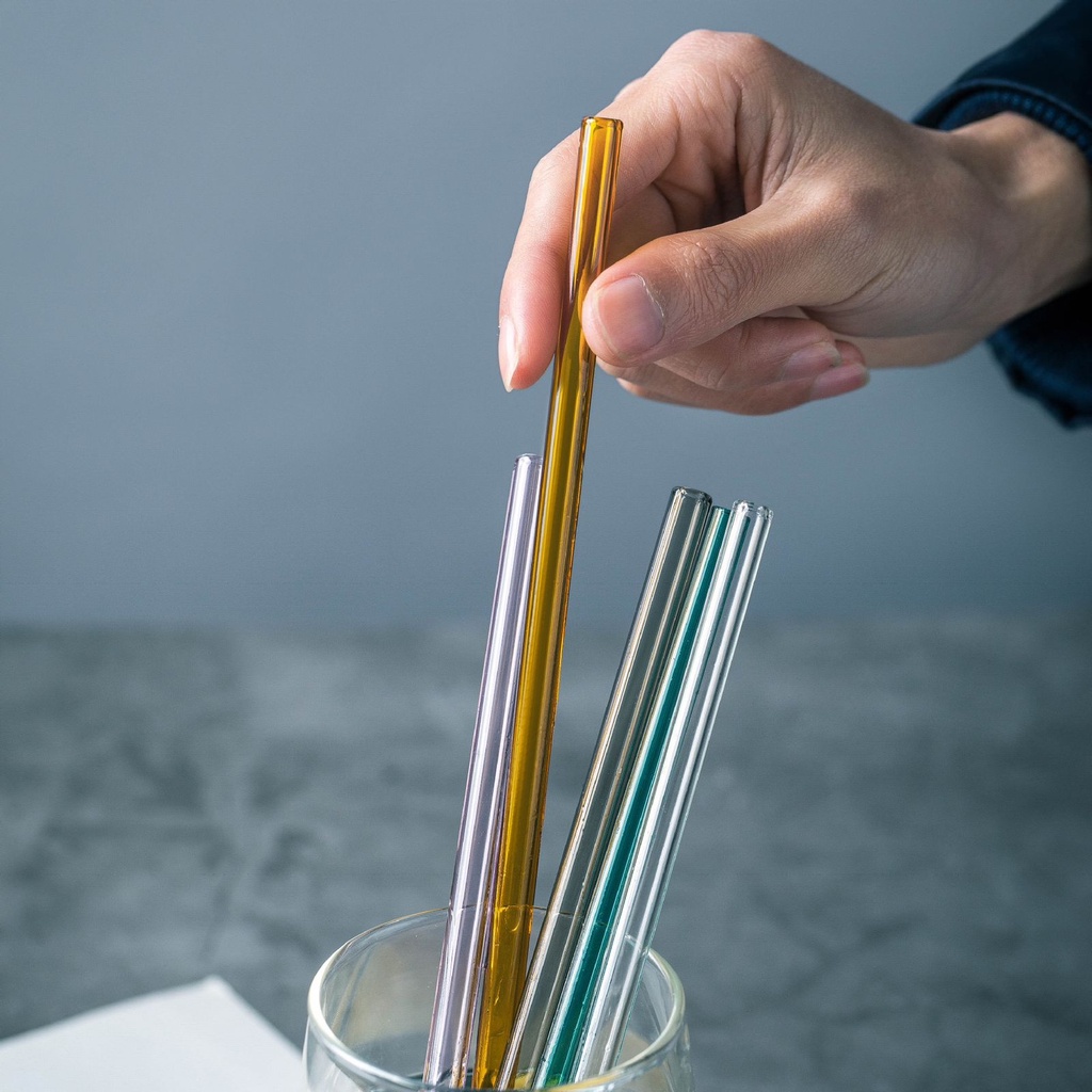 مجموعة شاليموه من 4 قطع زجاج مع قطعه للتنضيفها لشرب العصائرو المشروبات الدافئة قابلة لاعادة الاستخدام