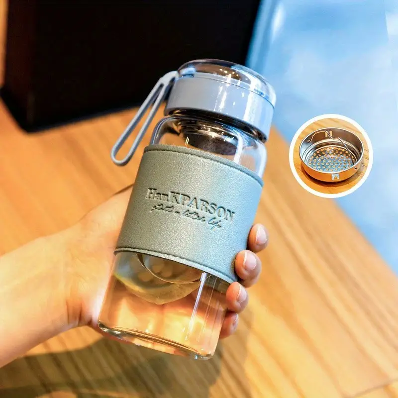 زجاجة مياه 340 ملي بمصفاه وغطاء محكم الغلق ويد لسهولة الحمل من الزجاج بكفر جلد