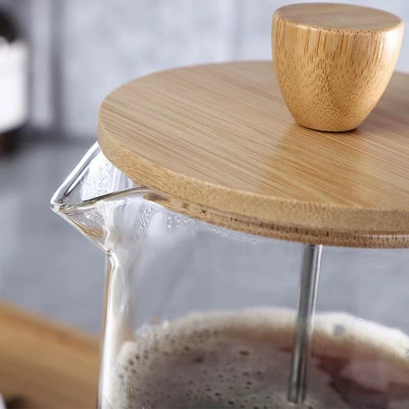 ماكينة زجاج يدوية 450 مللي لتحضير القهوة وفوم اللبن والكابتشينو تعمل بالضغط  بيد عازلة للحرارة وغطاء خشبي